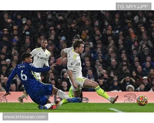 蓝军辉煌与红白低谷：切尔西欧冠捧杯后的谜之失利，利兹联掀起惊涛骇浪