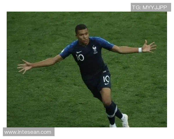 姆巴佩：绿茵场上的“三球魔术师”，五大联赛之巅的耀眼新王！